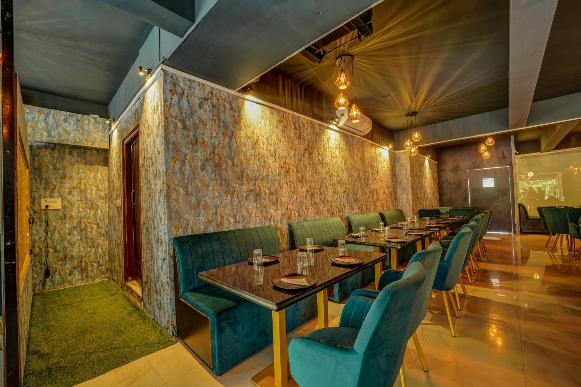 The Emerald Inn Bangalore Bagian luar foto