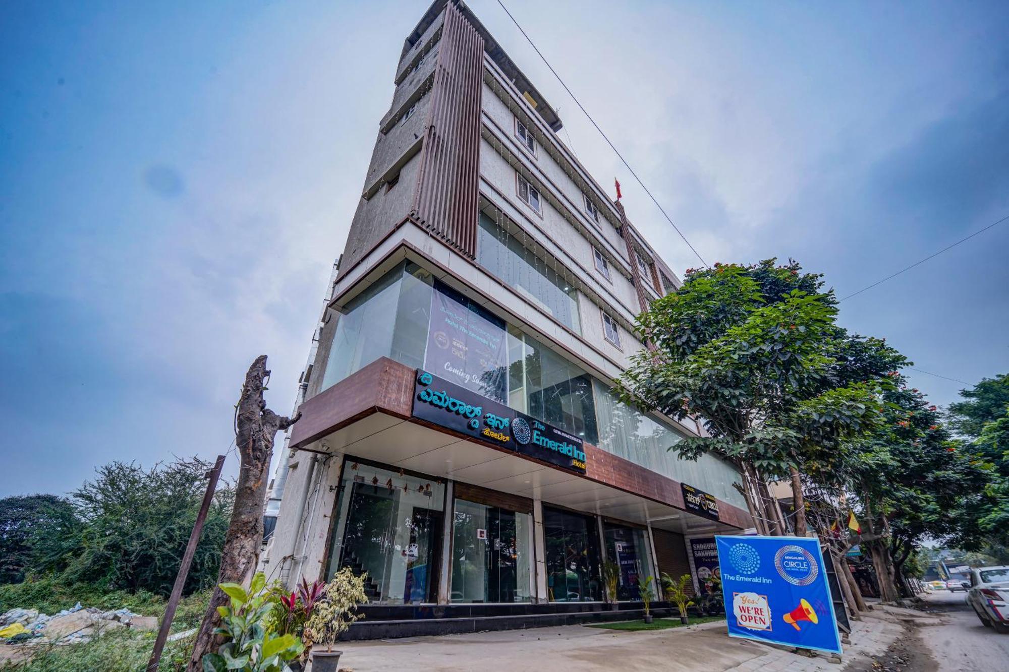 The Emerald Inn Bangalore Bagian luar foto