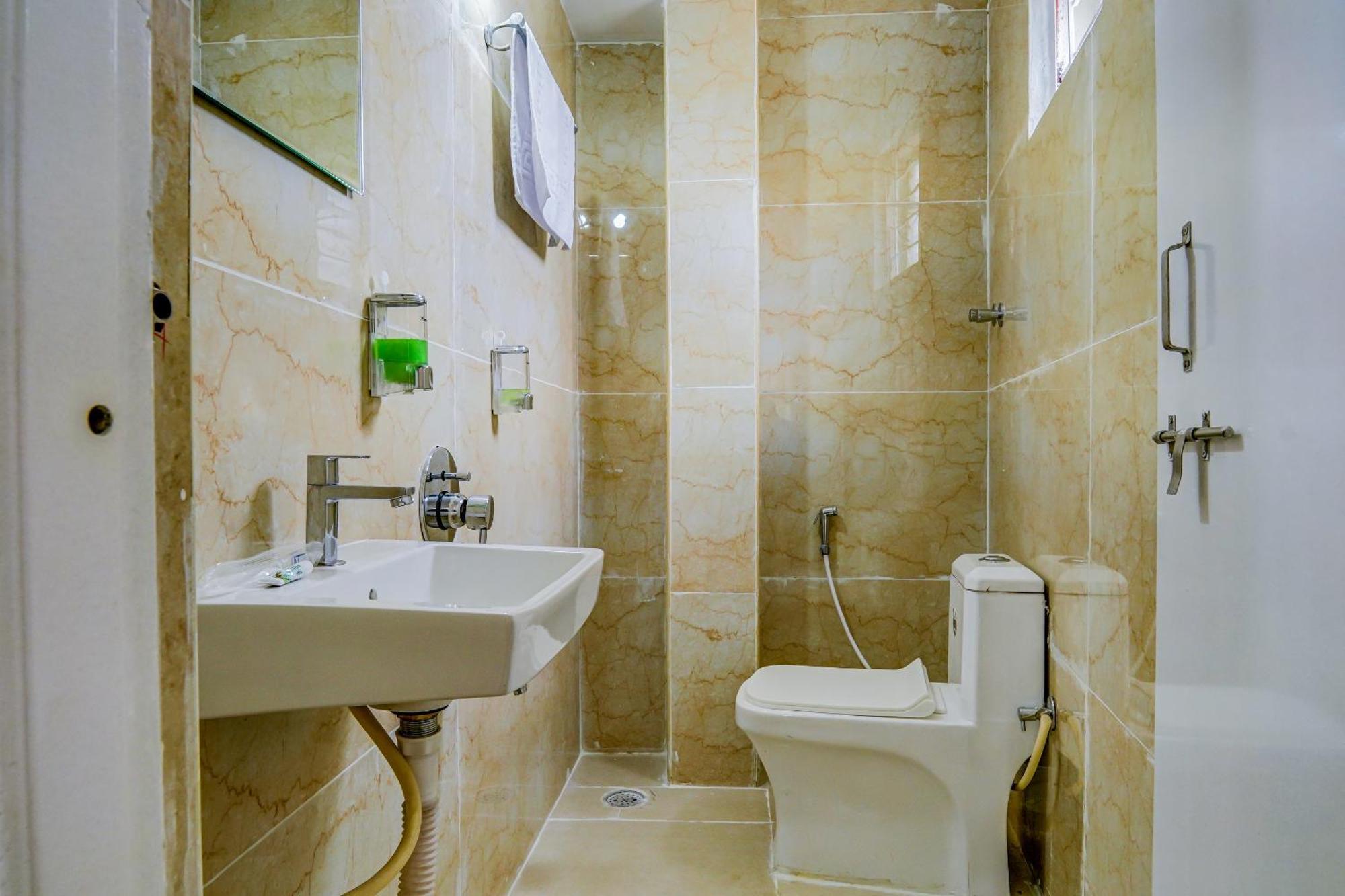 The Emerald Inn Bangalore Bagian luar foto
