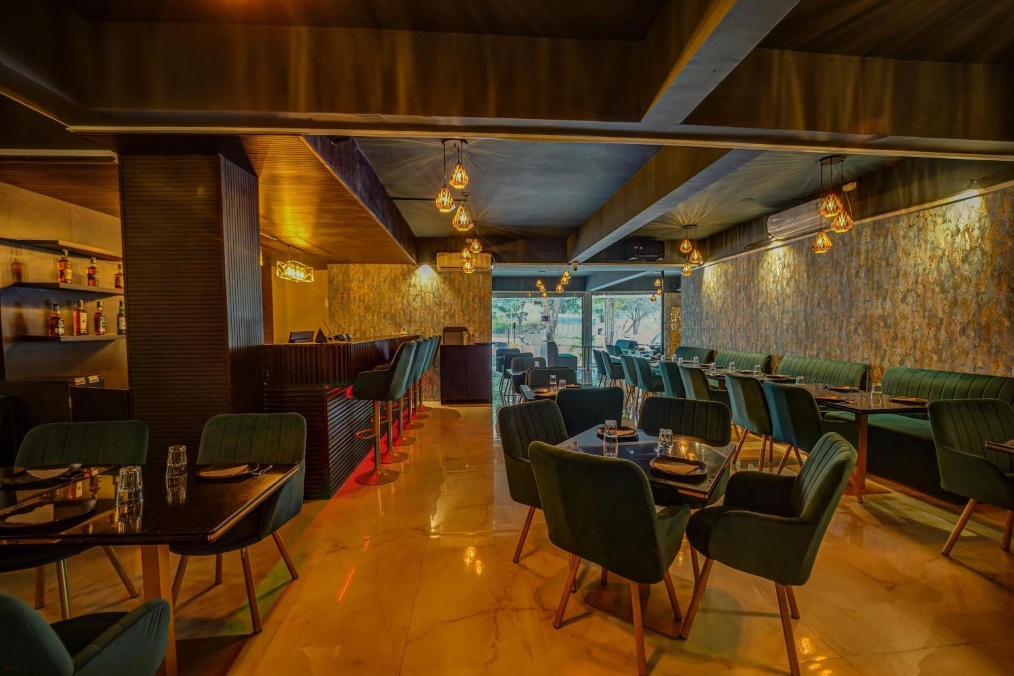The Emerald Inn Bangalore Bagian luar foto