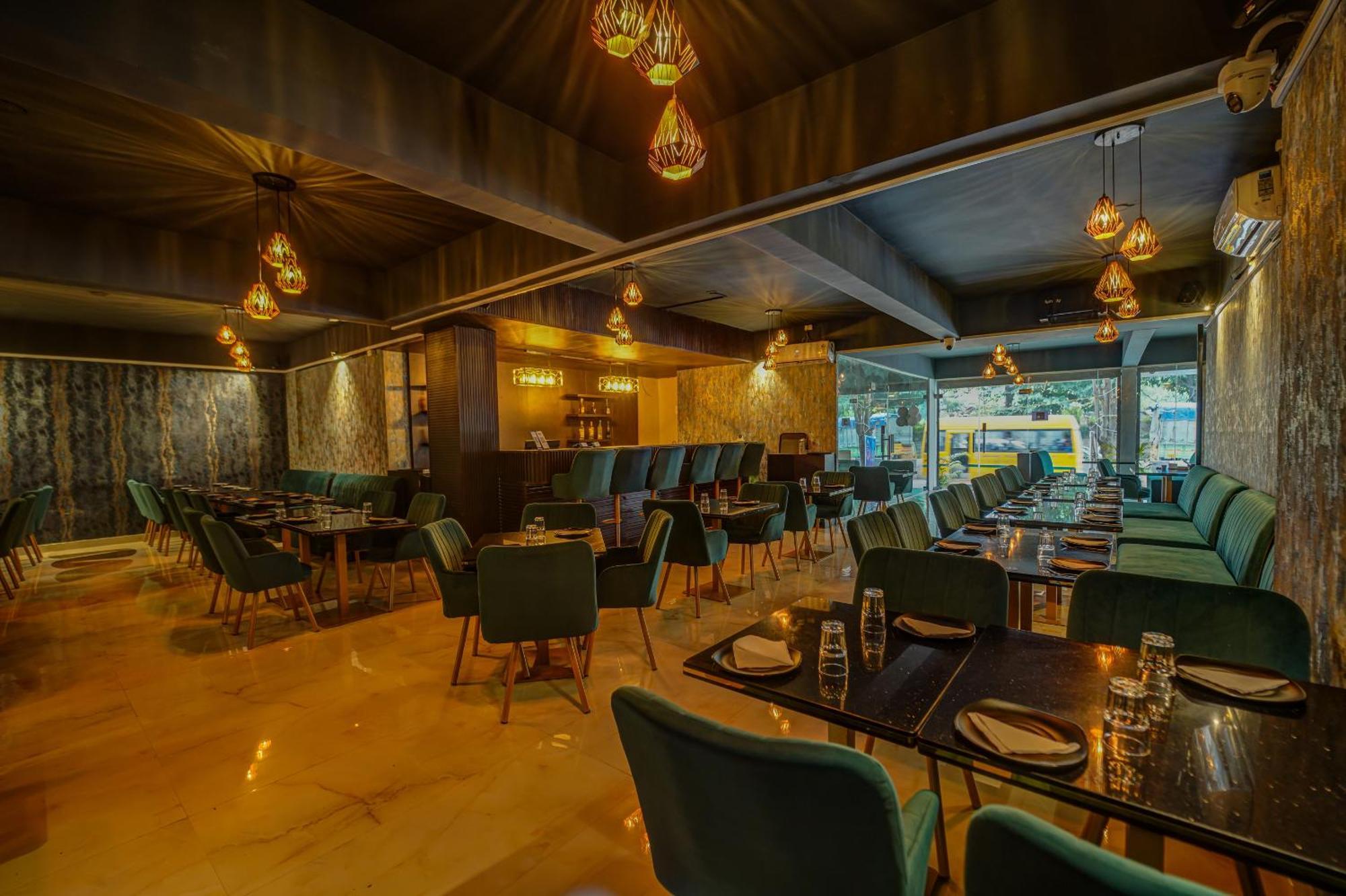 The Emerald Inn Bangalore Bagian luar foto